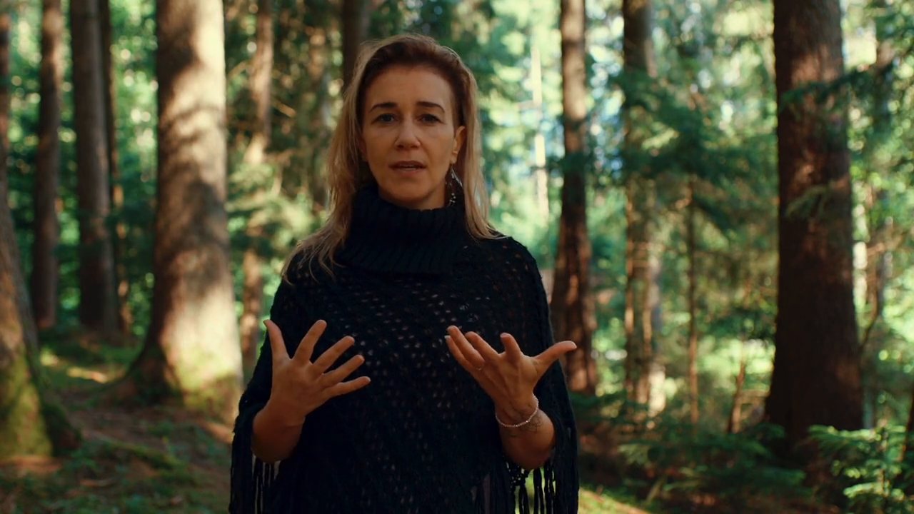 Julia Kishori im Wald – Vorstellungs-Video